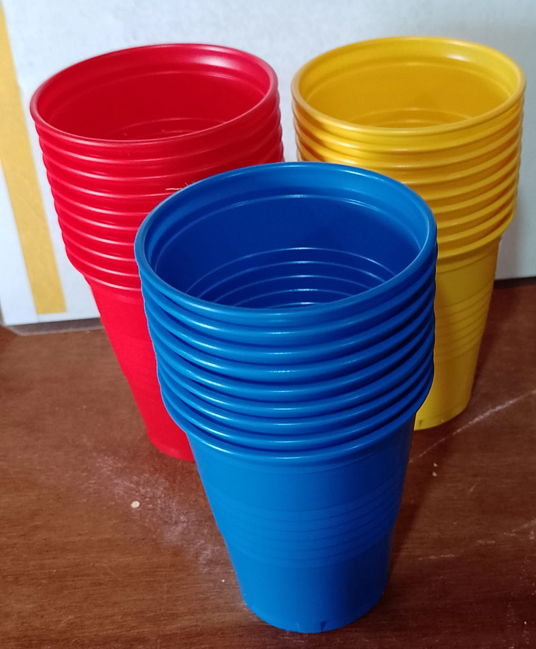 Vasitos descartables de colores para cumpleaños
